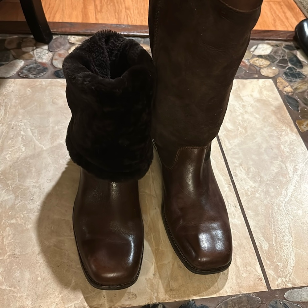 Ugg Leather and Suede boot size 11